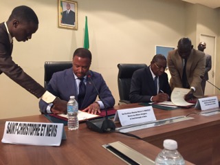(l-r) Minister of Foreign Affairs in St. Kitts and Nevis Hon. Mark Brantley and Senegal’s Foreign Minister Mankeur Ndiaye signing a joint communiqué, formalising ties between the two countries